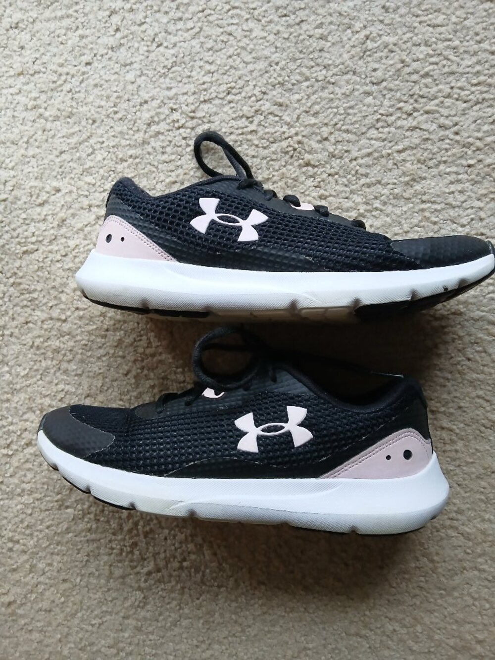 Ladies UNDER ARMOUR sneakers  (Size  9 )